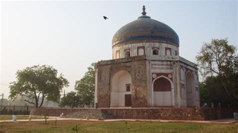 Neela Gumbad: A Majestic Tomb Complex Steeped in Mughal History!