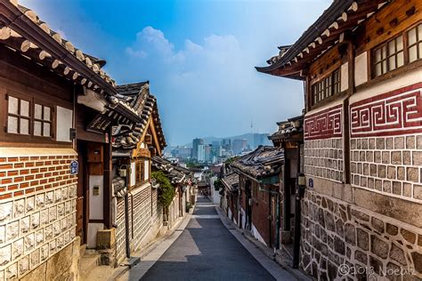 The Bukchon Hanok Village: A Quintessential Glimpse into Joseon Dynasty Charm!