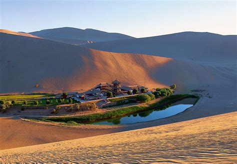 Crescent Spring: An Oasis of Tranquility Amidst the Rugged Gobi Desert Landscape!