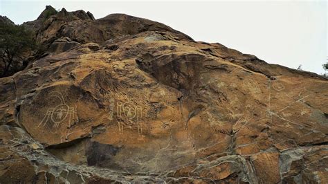 Helan Mountain Rock Paintings - Ancient Art Meets Breathtaking Landscapes!