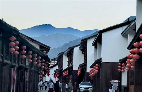 Huayang Ancient Town: Embracing History and Quaint Charm!