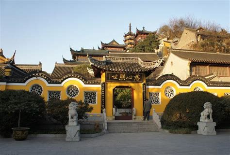 Jinshan Temple! A Mountaintop Gem Overlooking History and Serenity