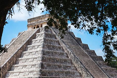 Kukulkan Pyramid: A Majestic Enigma Beckoning You to Unravel Its Ancient Secrets!