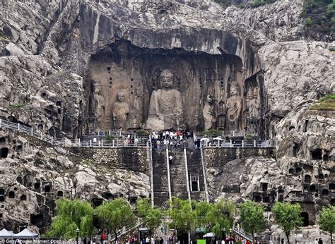  Longmen Grottoes: Ancient Stone Sculptures Carved into Breathtaking Mountainside!