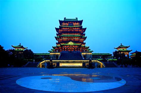  Tengwang Pavilion: A Majestic Tower Reaching for the Heavens, Echoing Tales of Ancient Glory!