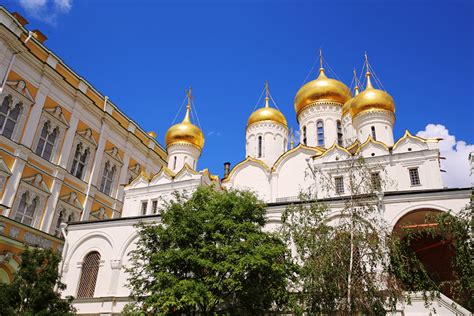  The Annunciation Cathedral: A Glittering Beacon of History and Spiritual Majesty!