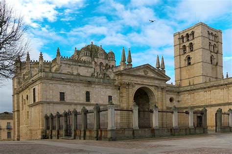 The Plaza de la Catedral: A Majestic Oasis and Witness to Zamora's Rich History!